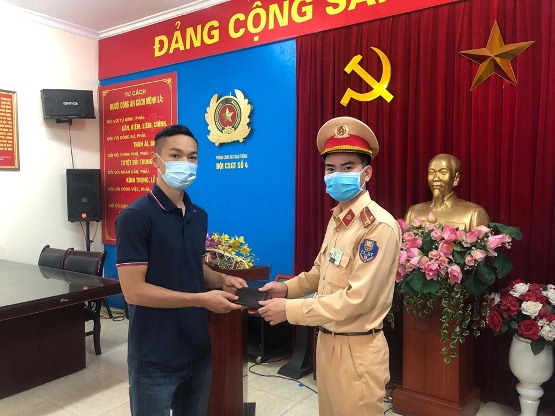 CSGT trả lại tài sản cho người đánh rơi